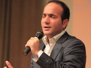 ویدئو : اجرای خنده دار ریوندی درکنارمجریان عموپورنگ،حسینی