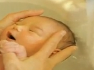 ویدئو : مستند حمام كردن كودكان