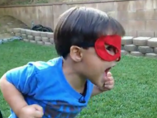 ویدئو : وقتی یک کوچولو وارد دنیای فیلم های جنگی میشه