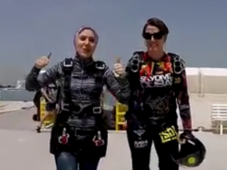 ویدئو :  پرش بانوی ایرانی از هواپیما بر فراز خلیج همیشه فارس