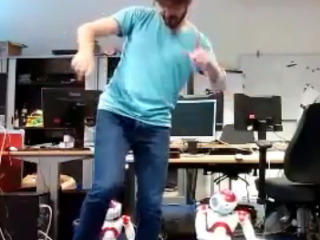 ویدئو : رقص دانشجوی ایرانی دکترای رشته ربوتیک در دانشگاه هلند