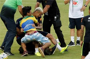 ویدئو : هوادار مهارنشدنی «نیمار» را نقش بر زمین کرد!