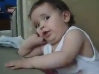 ویدئو :  گفتگوی الکی یک کودک عرب زبان با گوشی تلفن همراه