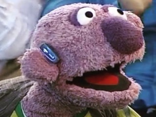 ویدئو :   هدیه جناب خان به رضا صادقی