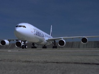 ویدئو :  لحظه فرود دشوار ایرباس در باد مخالف