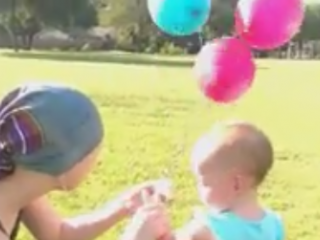 ویدئو : روش جالب مادر برای گرفتن کودک از پستانک!