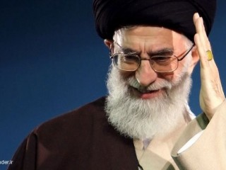 ویدئو : شعر خوانی درباره رژلب و ابرو برداشتن در مقابل رهبر