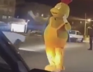 ویدئو : رقص بسیار جالب و باحال مرد عروسک پوش در خیابان!