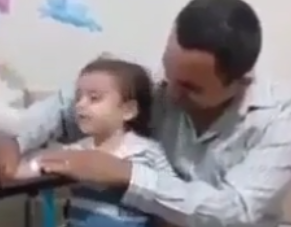 ویدئو :  نی نی کوچولوروآمپول میزنن ولی ازخنده غش میکنه