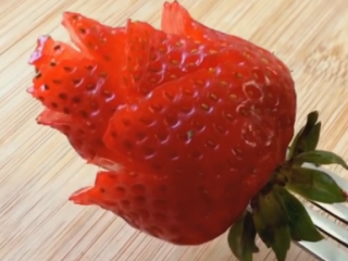 ویدئو : سفره آرایی توت فرنگی به گل رز