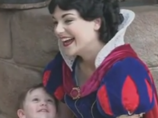 ویدئو : پسر 2 سالم عاشق سفید برفی شد