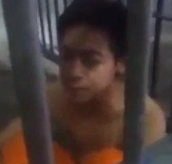 ویدئو :  قرآن خوندن بسیار زیبای پسر زندانی پشت میله های زندان