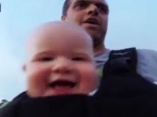 ویدئو :  فوتبال بازی کردن پدر و کودک