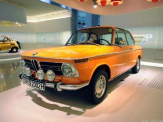 ویدئو : مراحل ساخت بی ام وی 2002