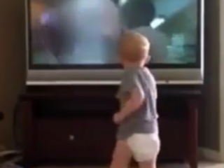 ویدئو : تقلید فوق العاده جالب یک کودک از صحنه های فیلم راکی