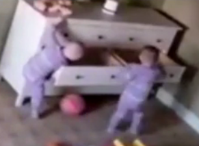 ویدئو :   نجات کودک 2 ساله توسط برادر دوقلو