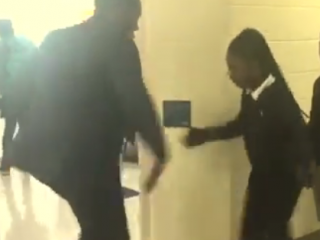 ویدئو :  ابتکار معلم آمریکایی در دست دادن با شاگردان خود