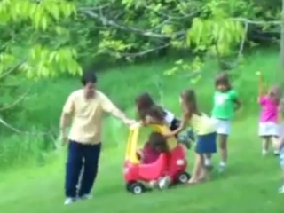 ویدئو :   پدرها اینجوری بچه داری می کنند!