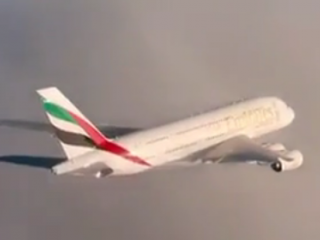 ویدئو :  پرواز شگفت انگیز هنرنمایی با جت پک در کنار هواپیما