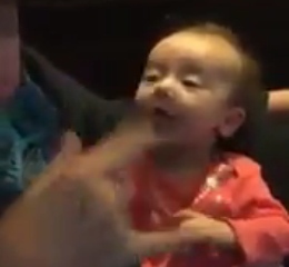 ویدئو :       مگه میشه این صحنه رو ببینی و خنده رو لبت نیاد!