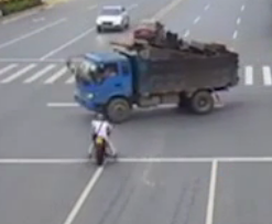 ویدئو :     واکنش سریع راننده کامیون، جان موتورسوار را نجات داد