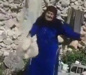 ویدئو :    رقصی که مادر بزرگ های لر تنهایی میرقصند