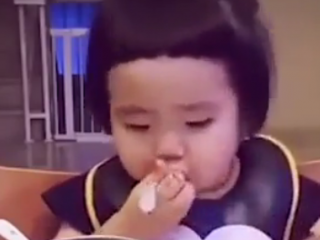 ویدئو : این دختر بچه چینی ستاره اینترنتی تست غذاست