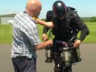 ویدئو : لباسی که به انسان قدرت پرواز می دهد!