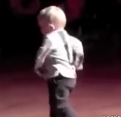 ویدئو :    رقص بسیار زیبا و جذاب یک پسر 2 ساله