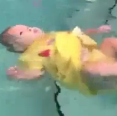 ویدئو :  نی نی 7 ماهه و شنای عجیب