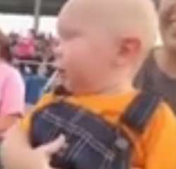 ویدئو :   بچه های بامزه و خنده دار