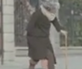 ویدئو :   دوربین مخفی خنده دار رد شدن پیرزن از خیابان