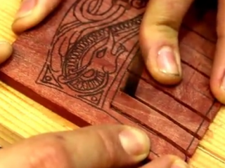 ویدئو :   شانه چوبی با طرح دلخواه تان بسازید