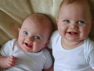 ویدئو :  منتخب خنده دارترین کلیپ های شاد دوقلو ها