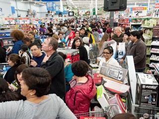 ویدئو :  اسلحه کشی بر سر آخرین لپ تاپ باقیمانده در حراج یک فروشگاه!