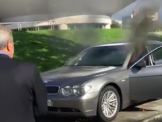 ویدئو :   به آتش کشیدن بی ام و سری 7 توسط مشتری ایرانی خشمگین