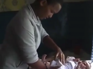 ویدئو :   حمام کردن نوزاد توسط تیمی خاص