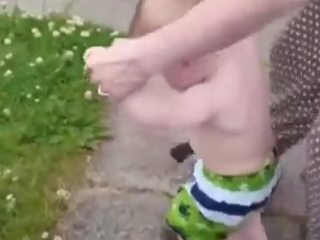 ویدئو :   خب دلش نمی خواد پاهاشو بذاره رو علف