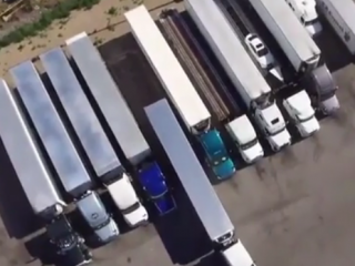 ویدئو :   مهارت فوق العاده یک راننده در پارک تریلی