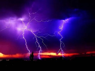 ویدئو :  لحظه اصابت رعد و برق به پسر بچه ۱۲ ساله!