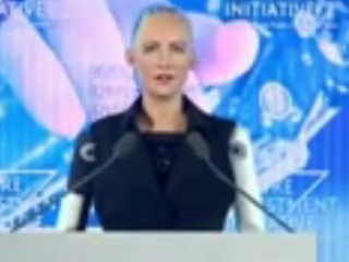 ویدئو :   سوفیا؛ رباتی انسان نما که شهروند عربستان است