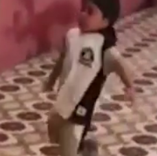 ویدئو :   هنرنمایی کودک خردسال با یک توپ