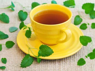 بی خوابی را با چای بادرنجبویه درمان کنید