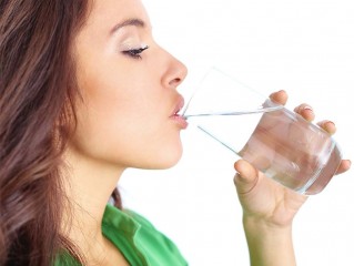 چرا نوشیدن آب قبل و بعد از غذا خطرناک است؟