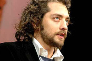 ویدئو :   بهرام رادان آرزوی دخترزلزله زده كرمانشاهی رابرآورده کرد