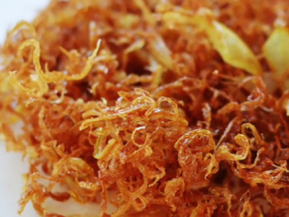 ویدئو :  طرز تهیه پیاز داغ چیپسی، ترد و مجلسی در تزیین انواع غذا