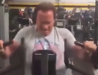 ویدئو :  تمرینات بدنسازی آرنولد شوارتزنگر در سن 70 سالگی