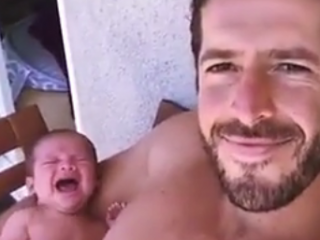 ویدئو :   روش عجیب پدر برای ساکت کردن بچه اش