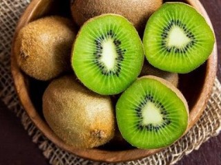آیا خوردن پوست کیوی مضر است ؟ (خواص میوه کیوی)