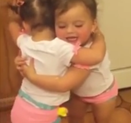 ویدئو :   دوقلو های خیلی بامزه